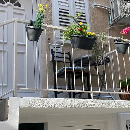 Calla Apartment *